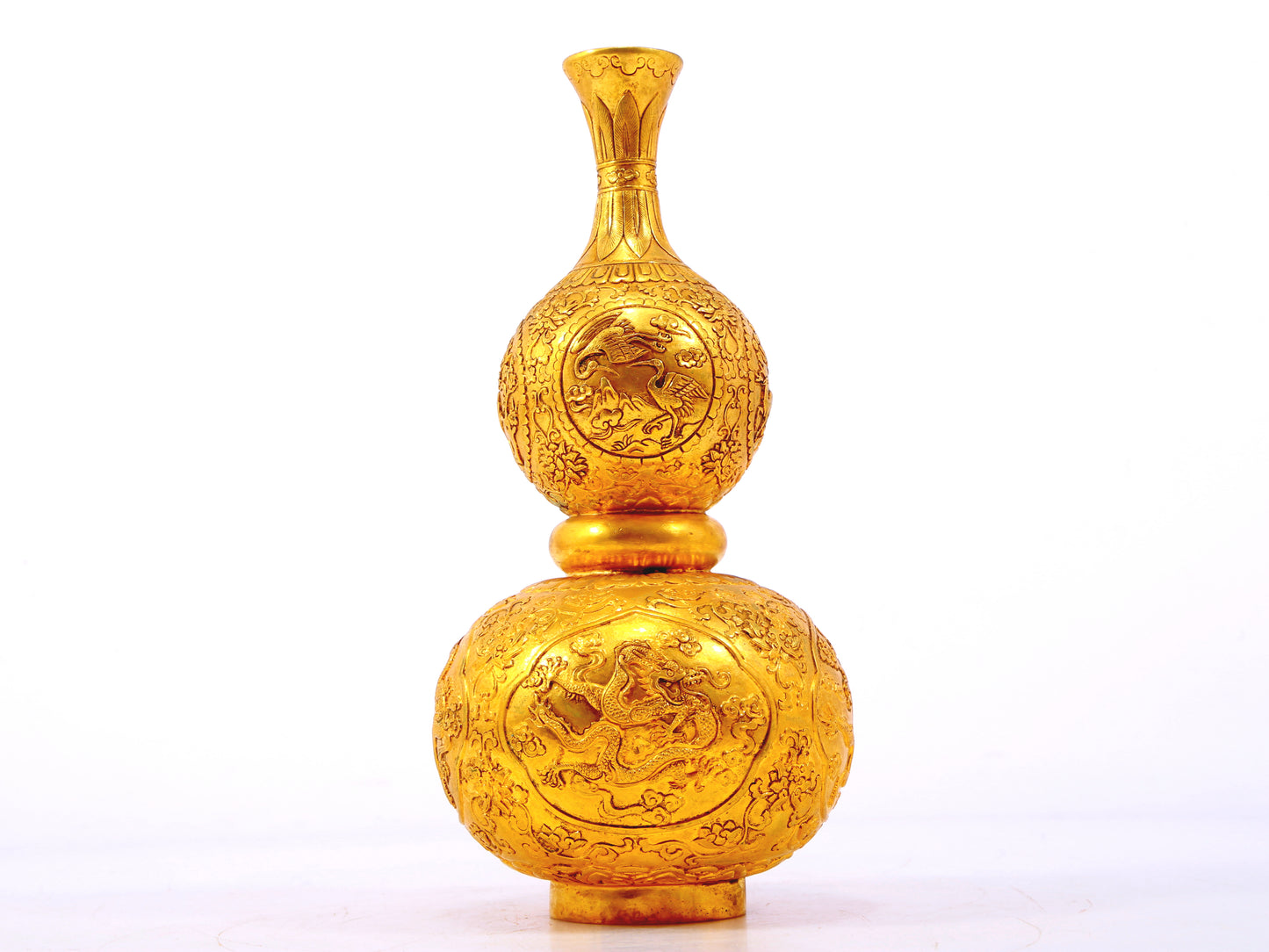 An exquisite gilt bronze gourd vase with lotus and dragon patterns.