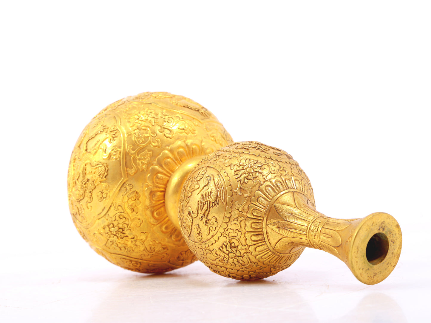 An exquisite gilt bronze gourd vase with lotus and dragon patterns.