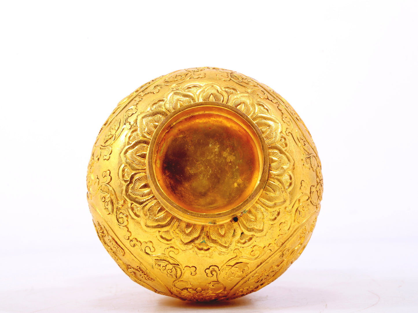 An exquisite gilt bronze gourd vase with lotus and dragon patterns.