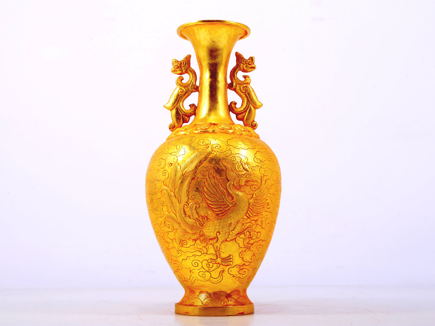 An exquisite gilt bronze amphorae with auspicious clouds and phoenix patterns