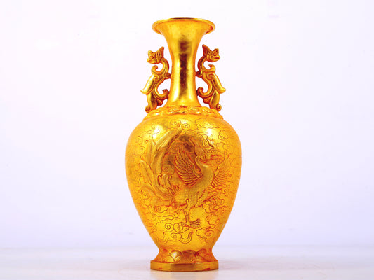 An exquisite gilt bronze amphorae with auspicious clouds and phoenix patterns