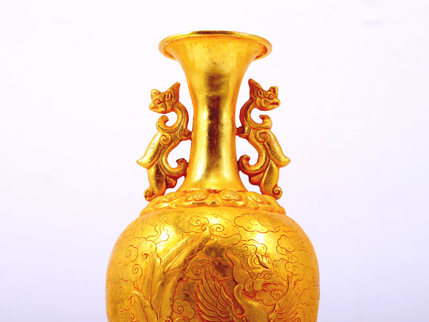 An exquisite gilt bronze amphorae with auspicious clouds and phoenix patterns