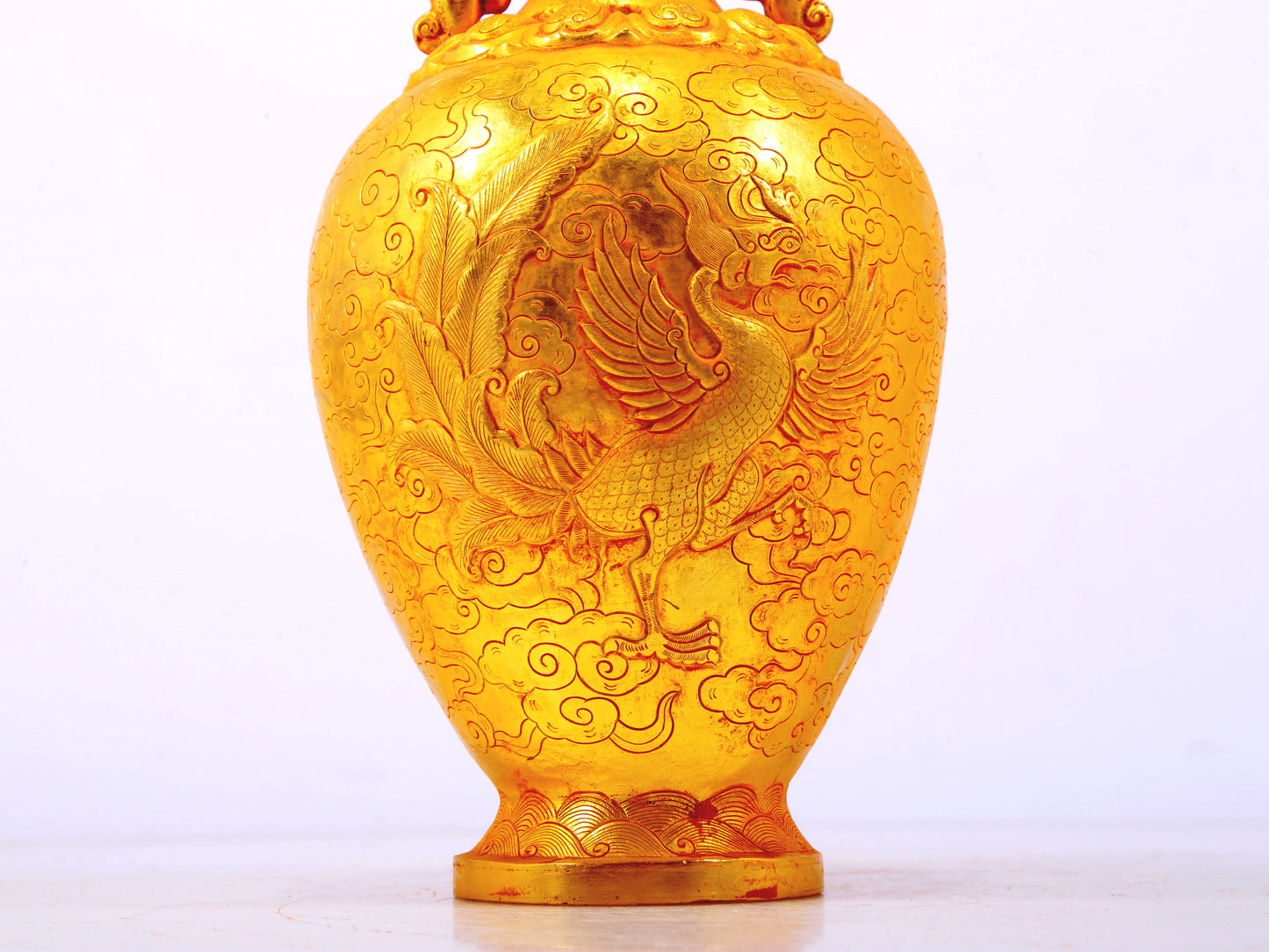 An exquisite gilt bronze amphorae with auspicious clouds and phoenix patterns