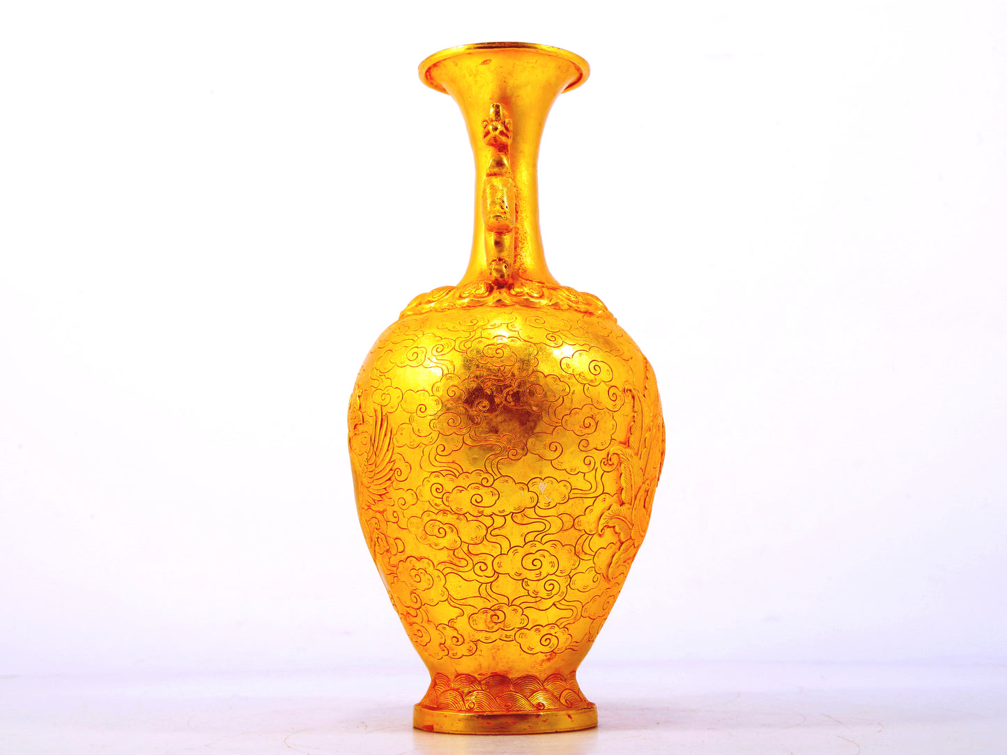 An exquisite gilt bronze amphorae with auspicious clouds and phoenix patterns