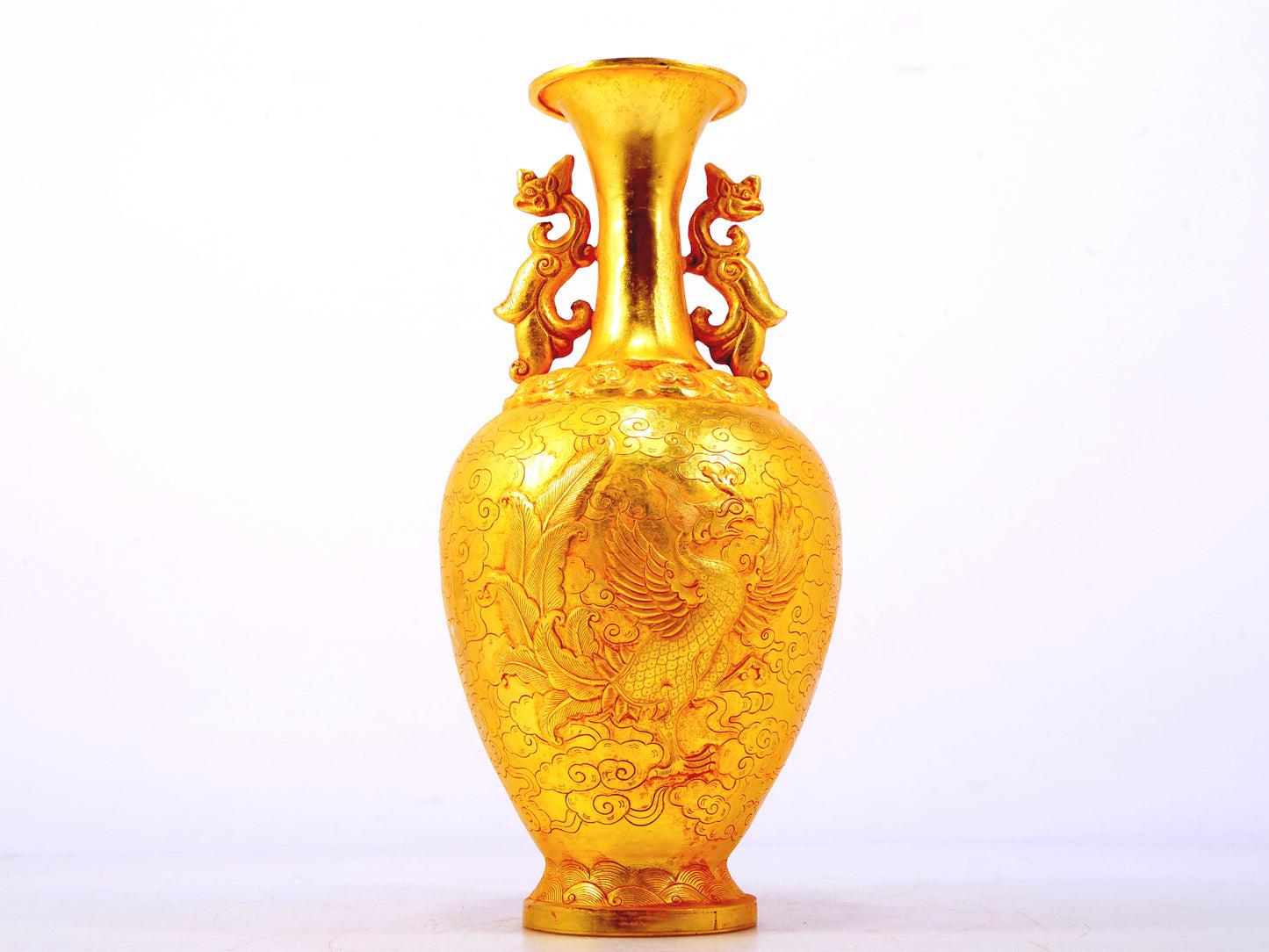 An exquisite gilt bronze amphorae with auspicious clouds and phoenix patterns