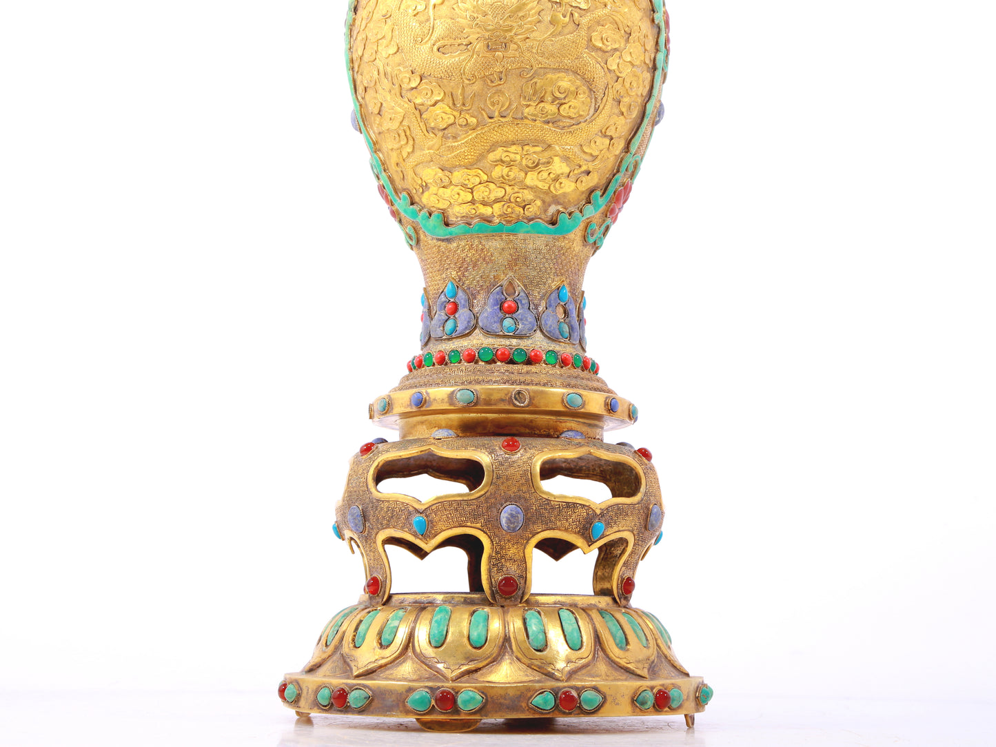 An exquisite gilt bronze vase inlaid with hundreds of treasures, auspicious clouds and dragon patterns