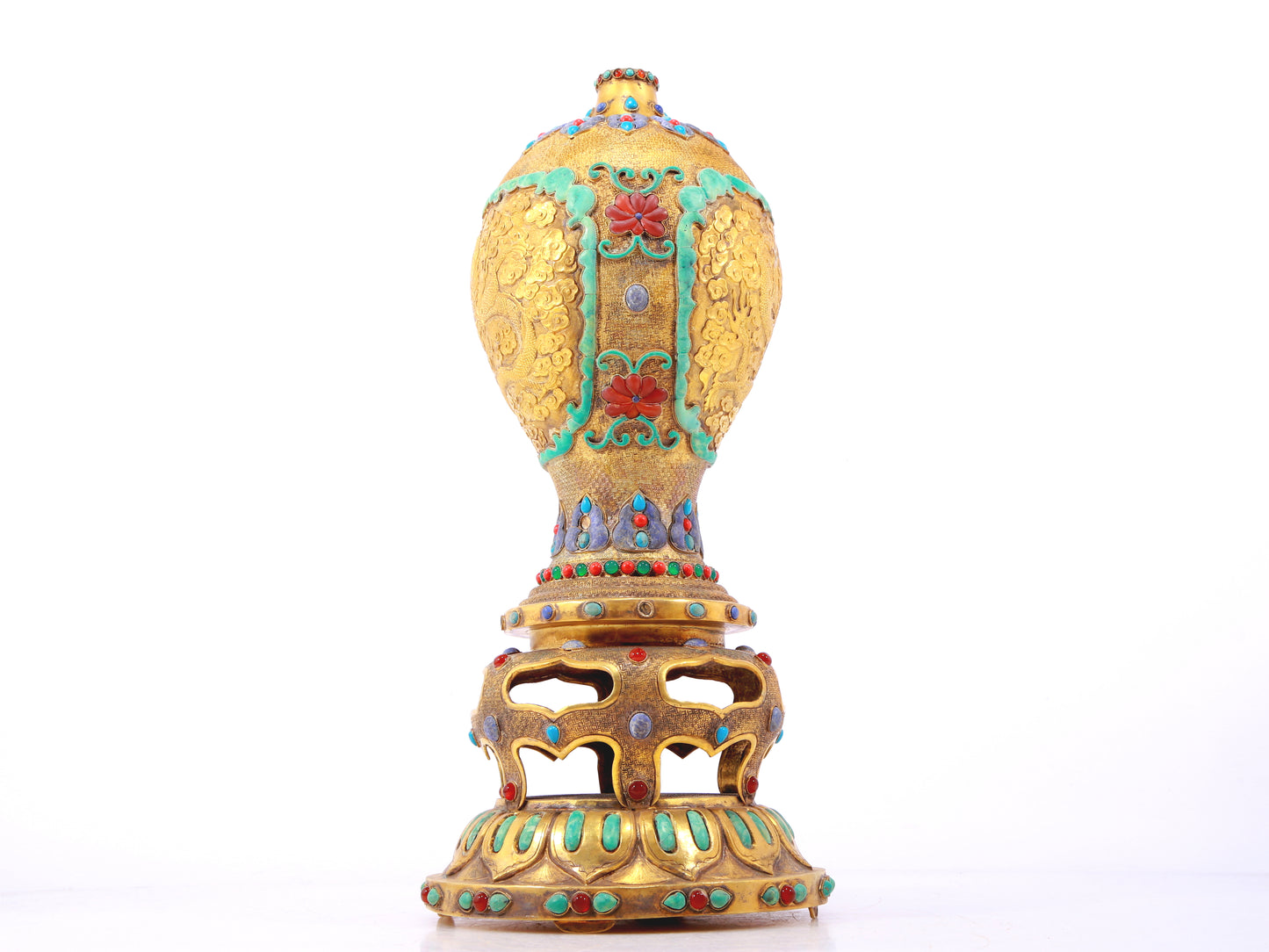 An exquisite gilt bronze vase inlaid with hundreds of treasures, auspicious clouds and dragon patterns