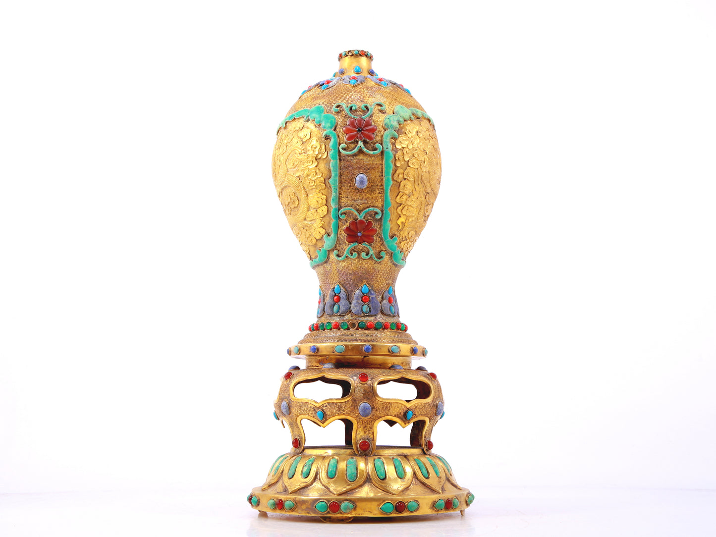 An exquisite gilt bronze vase inlaid with hundreds of treasures, auspicious clouds and dragon patterns