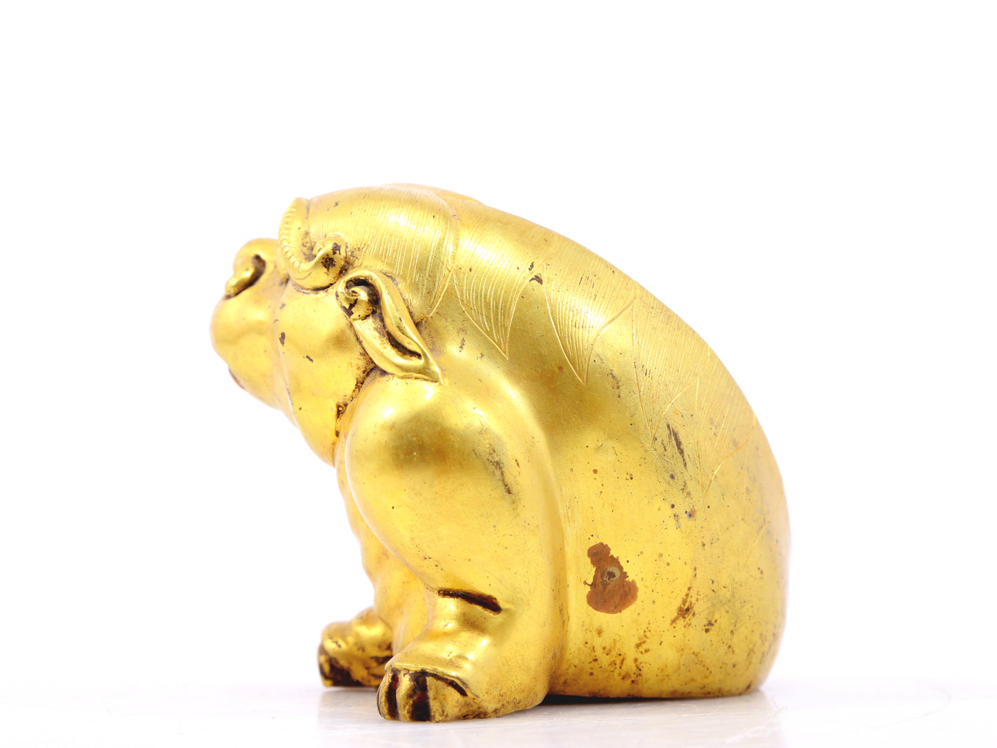 An exquisite gilt bronze animal ornament