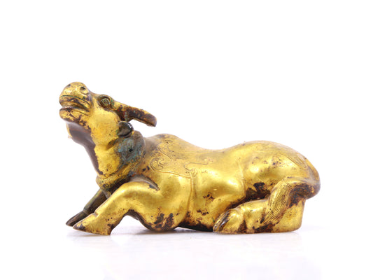 An exquisite gilt bronze bull ornament