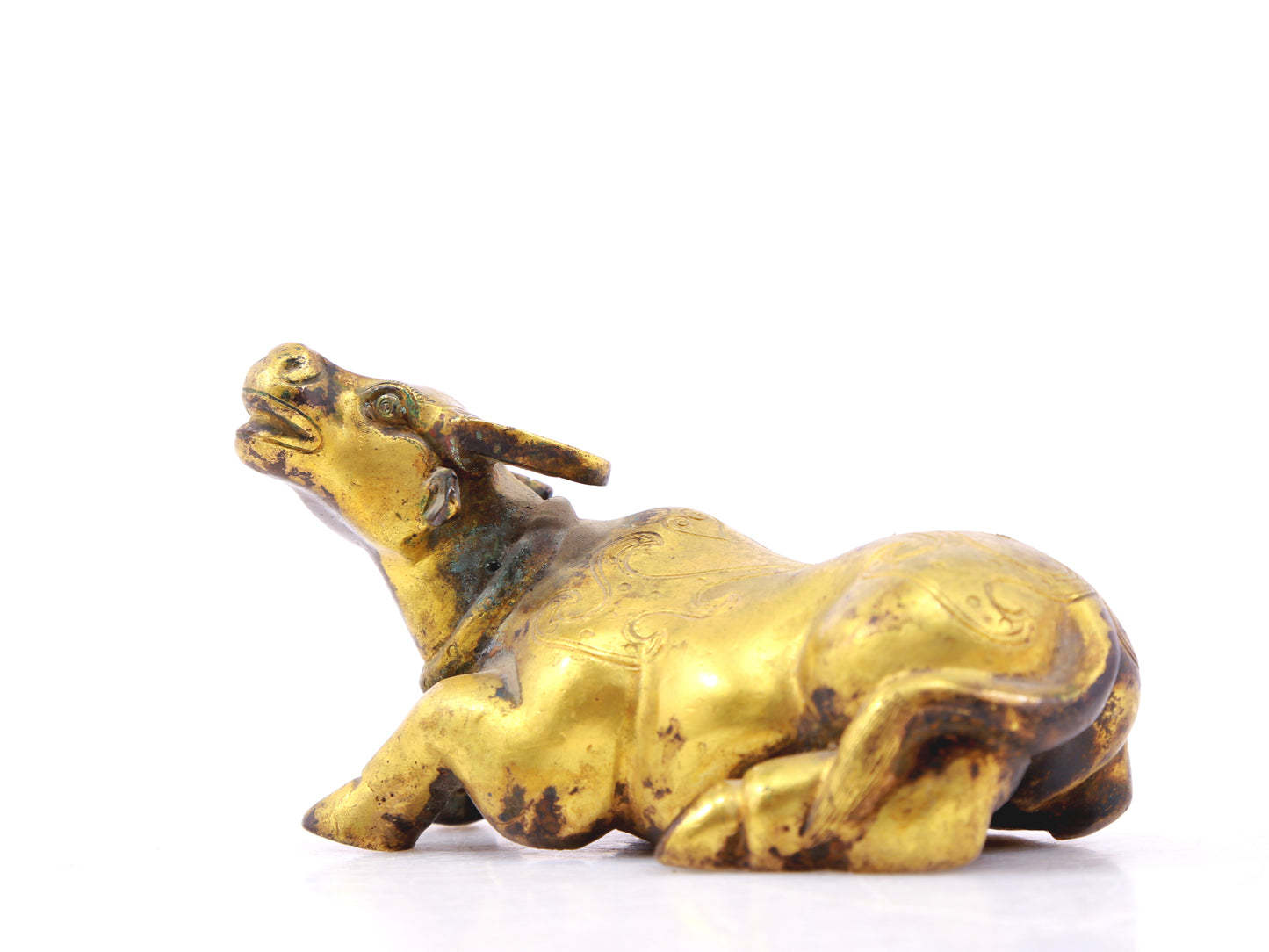 An exquisite gilt bronze bull ornament