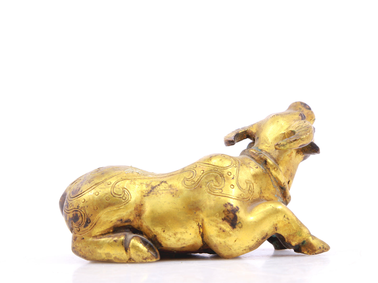 An exquisite gilt bronze bull ornament