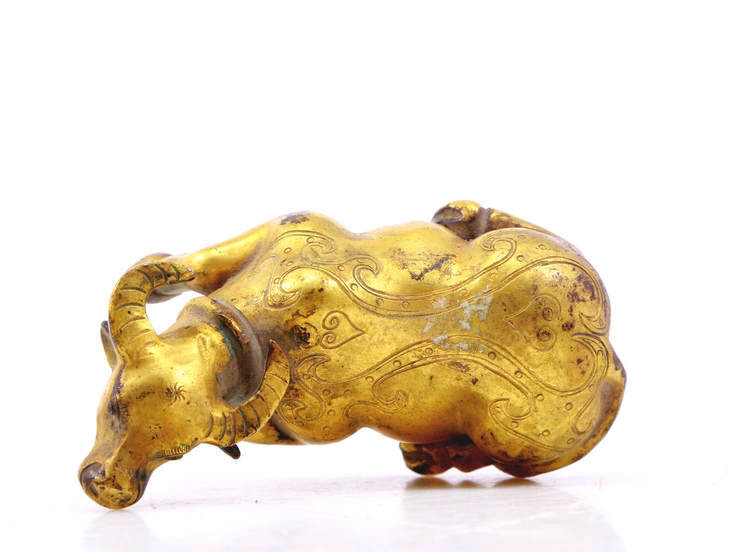 An exquisite gilt bronze bull ornament