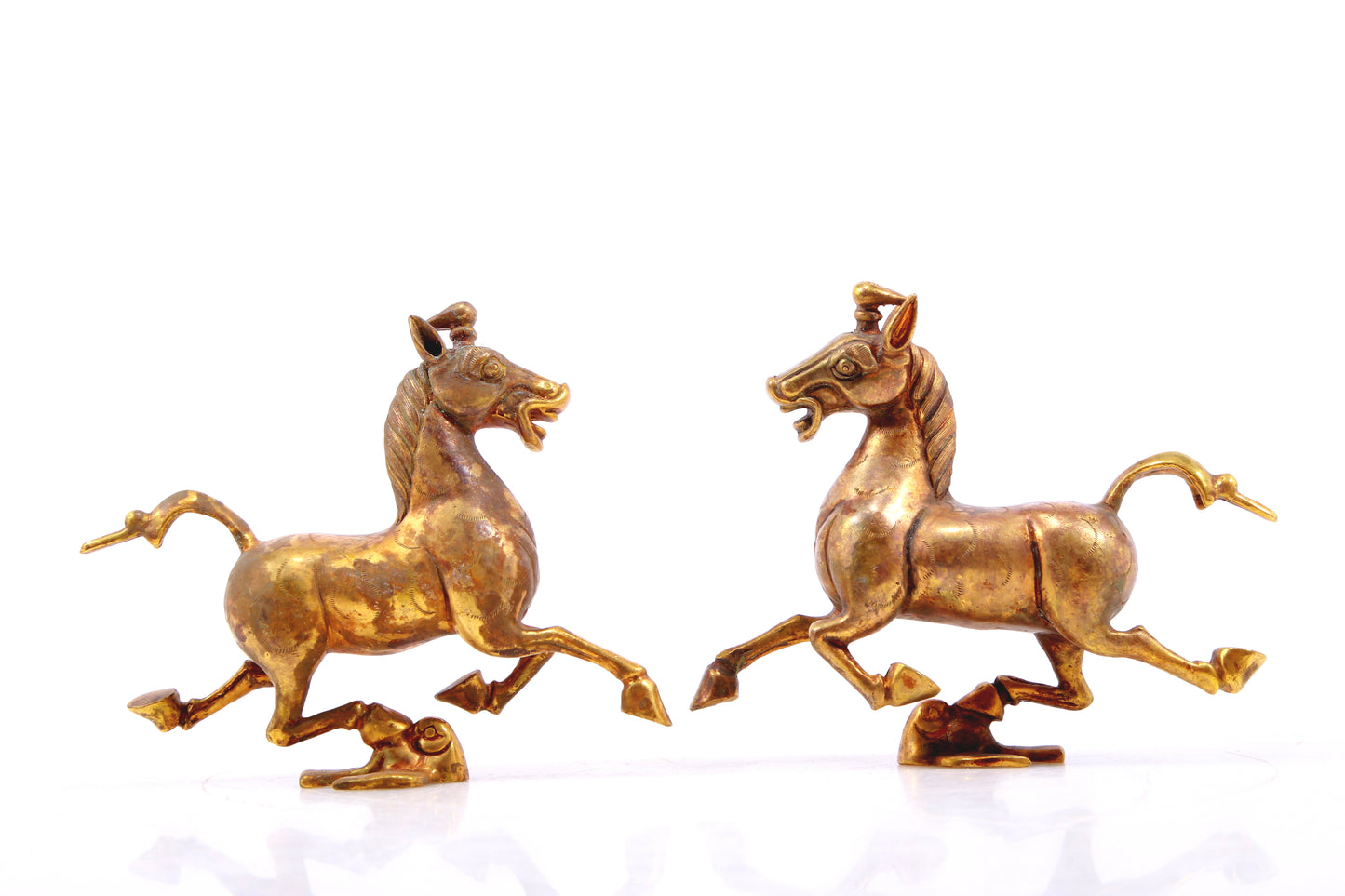 A pair of exquisite gilt bronze horse ornaments,