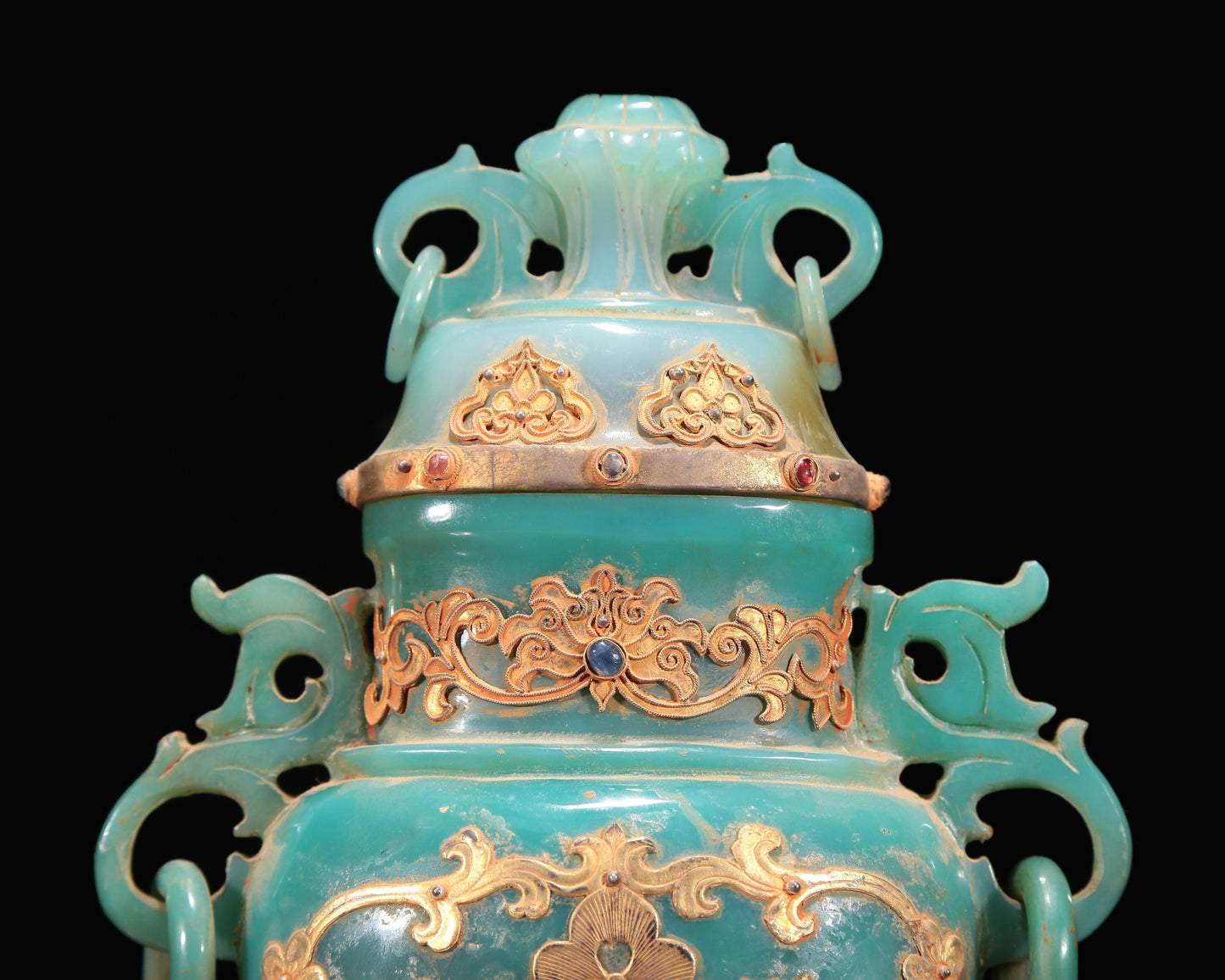 A Magnificent Agate Gold-Mounted 'Scrolling Lotus' Vase And Cover