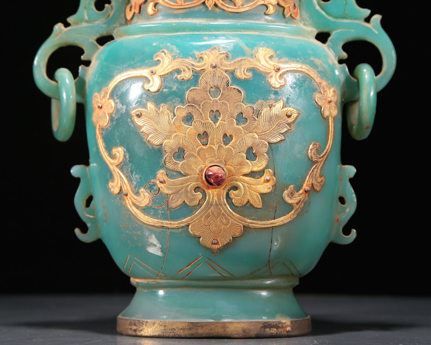 A Magnificent Agate Gold-Mounted 'Scrolling Lotus' Vase And Cover