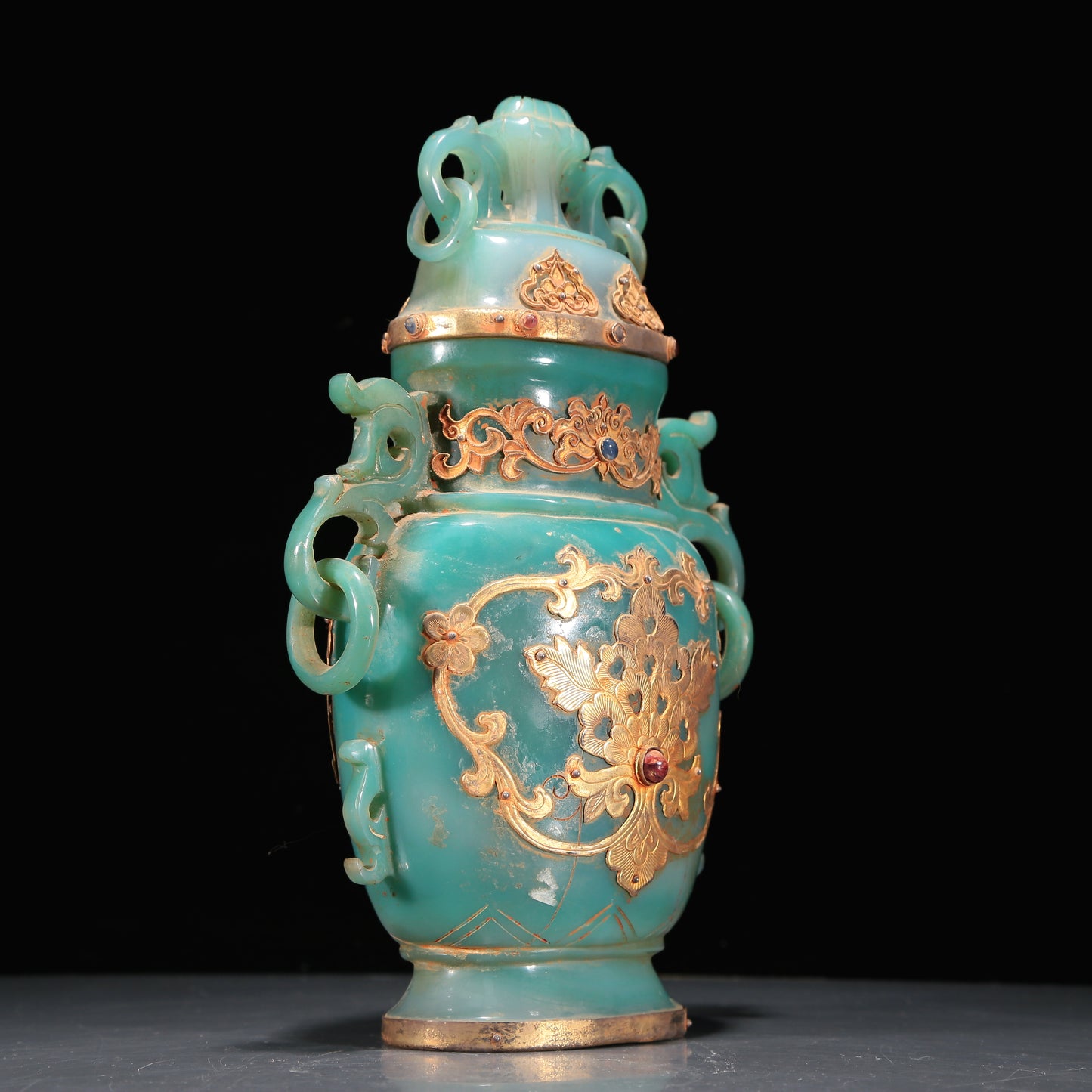 A Magnificent Agate Gold-Mounted 'Scrolling Lotus' Vase And Cover