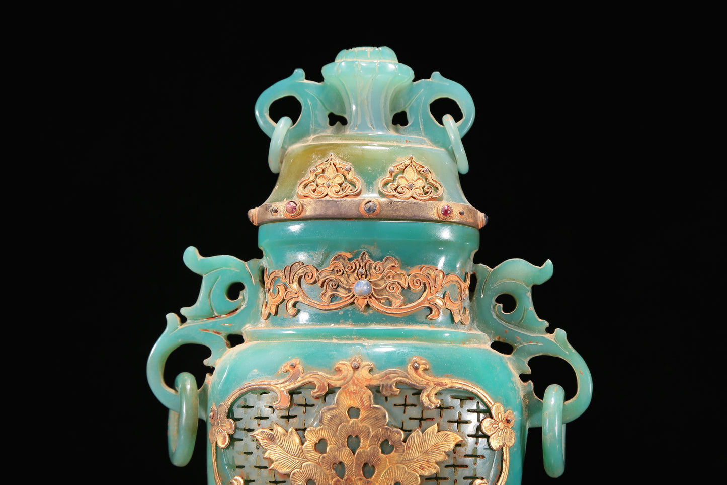 A Magnificent Agate Gold-Mounted 'Scrolling Lotus' Vase And Cover