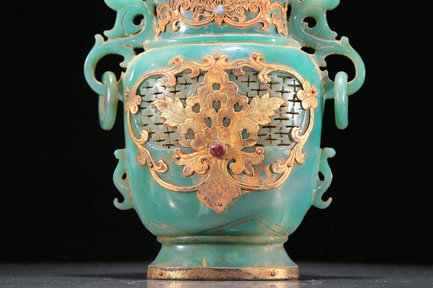 A Magnificent Agate Gold-Mounted 'Scrolling Lotus' Vase And Cover