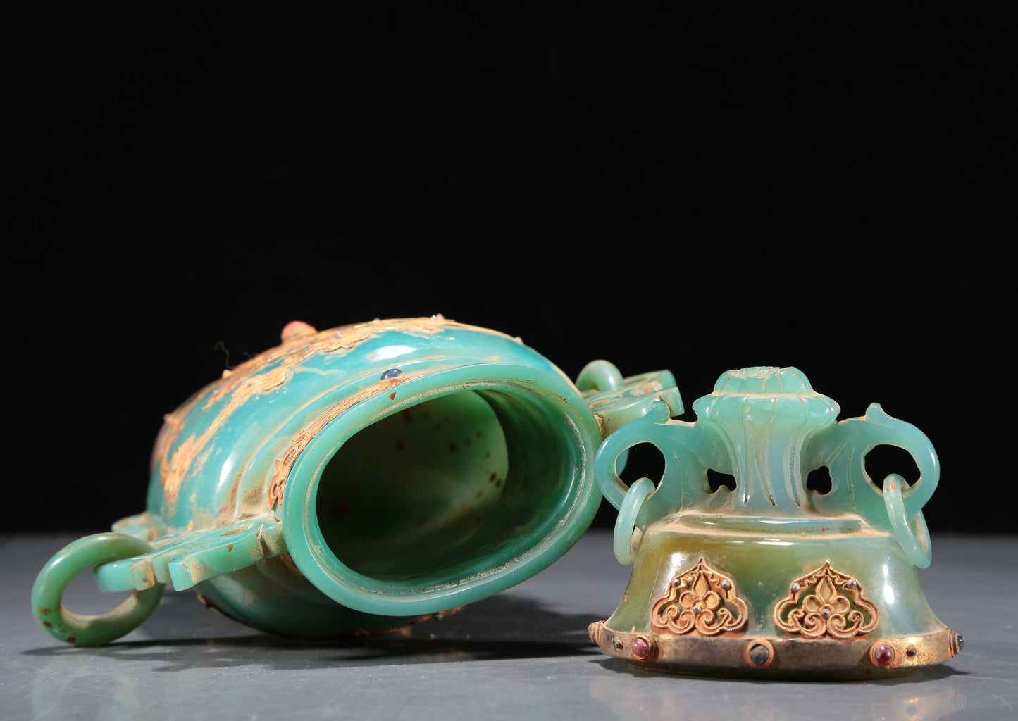 A Magnificent Agate Gold-Mounted 'Scrolling Lotus' Vase And Cover