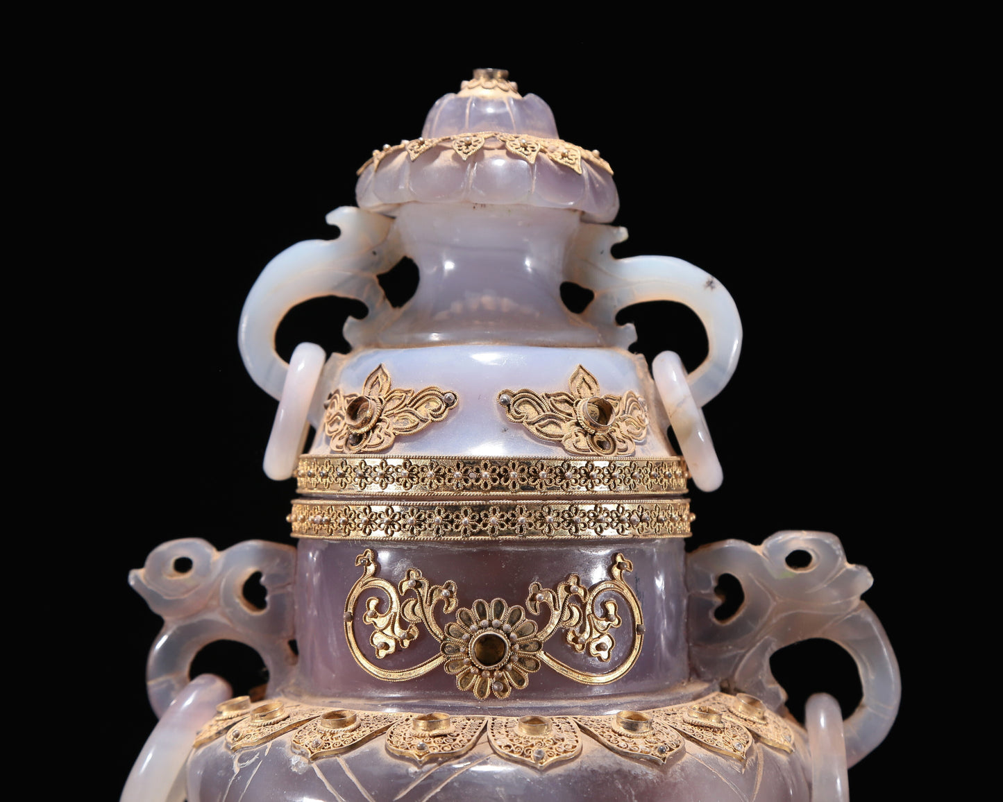 A Magnificent Agate Gold-Mounted 'Scrolling Lotus' Vase And Cover