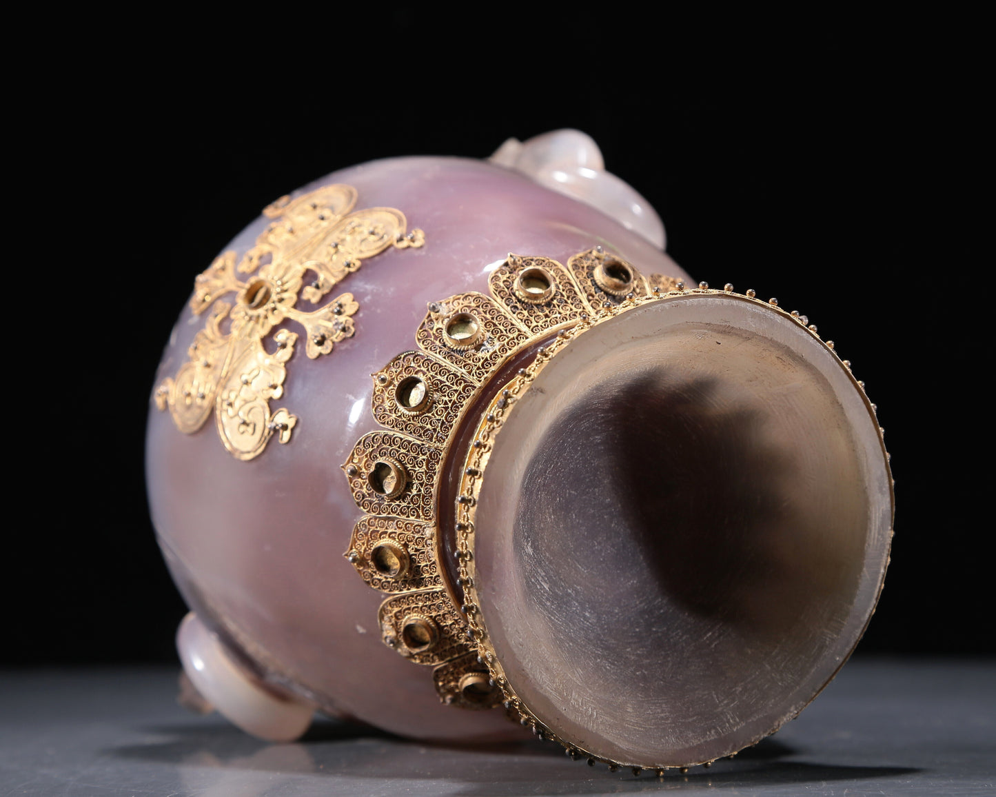 A Magnificent Agate Gold-Mounted 'Scrolling Lotus' Vase And Cover