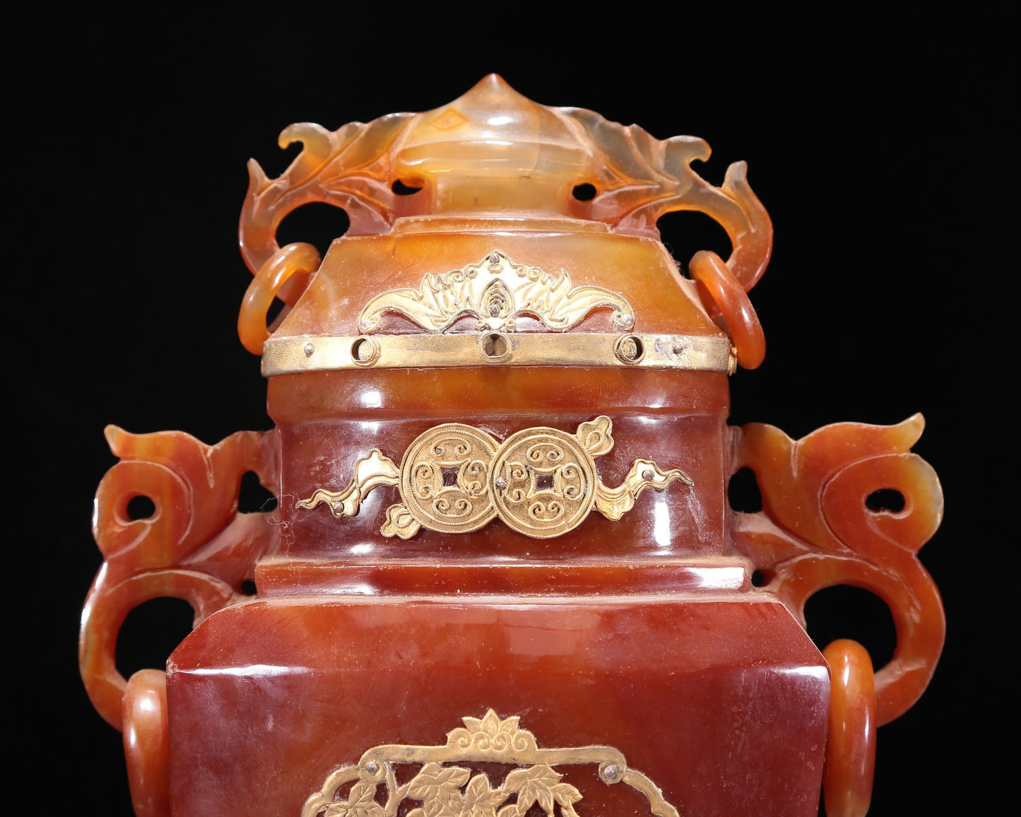 A Magnificent Agate Gold-Mounted 'Deer' Vase And Cover