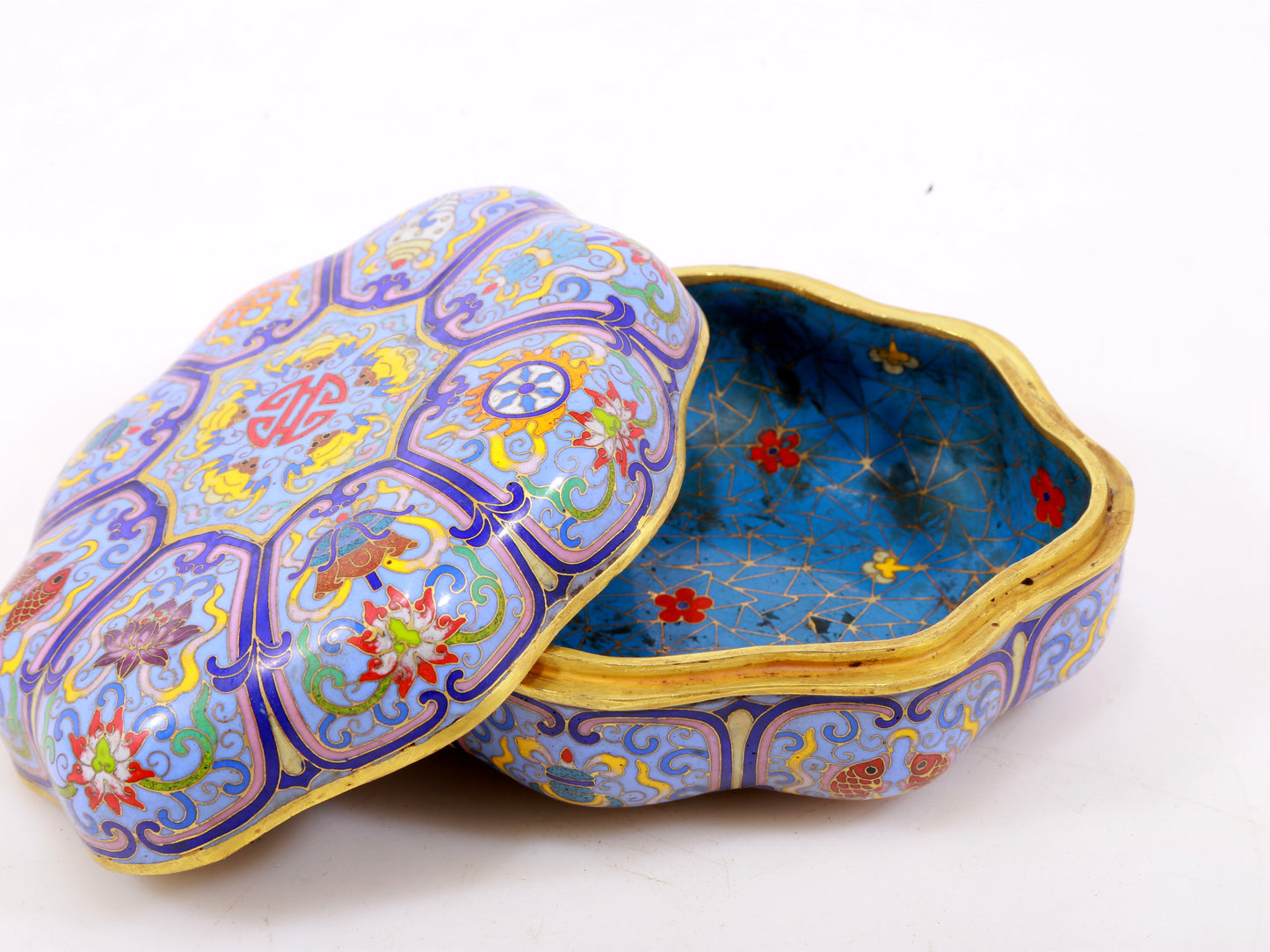 A perfect cloisonné 'Lotus and Eight dharma-vessel' pattern box