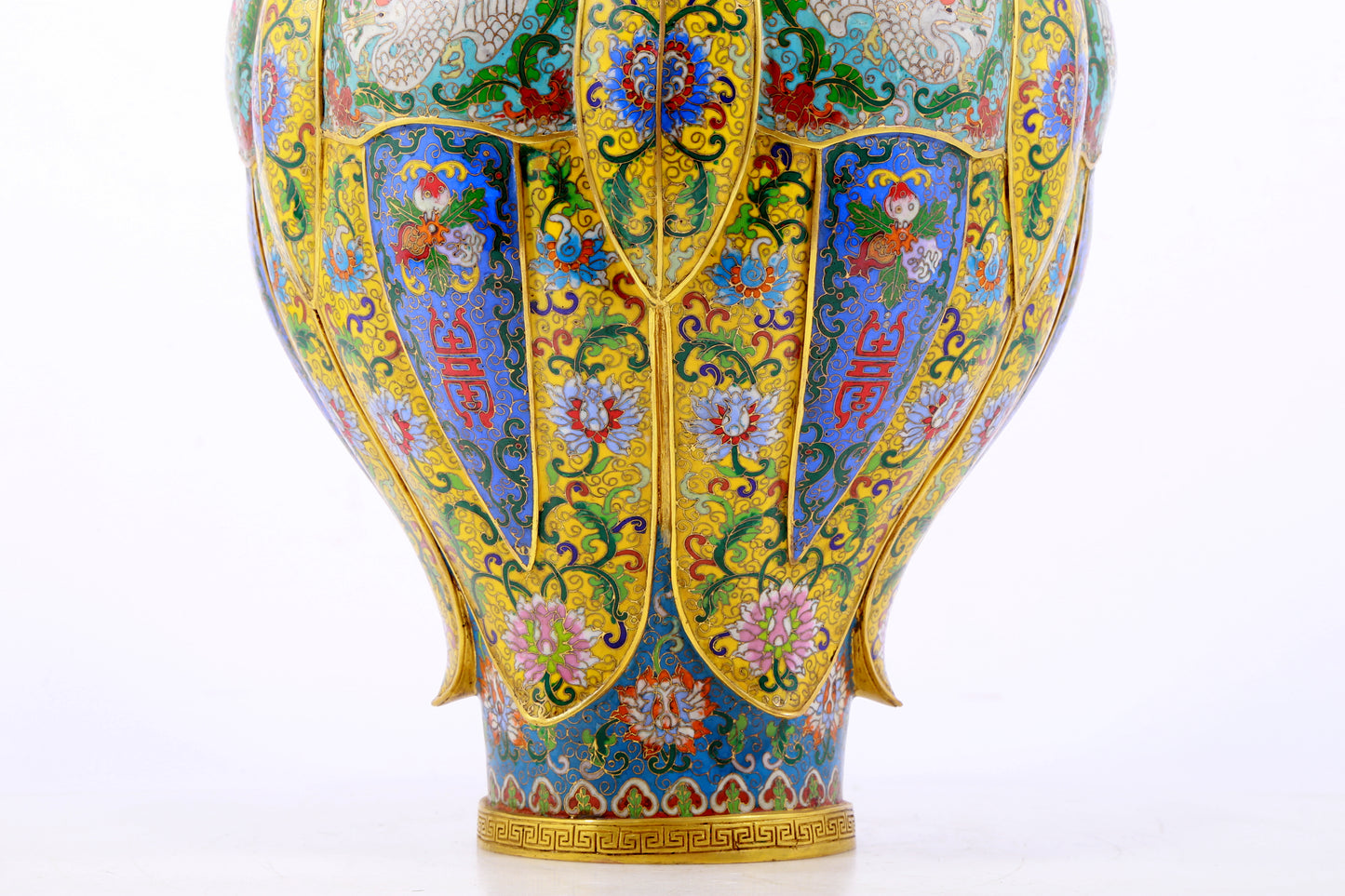 An exquisite cloisonné vase with 'Lotus and Crane' pattern