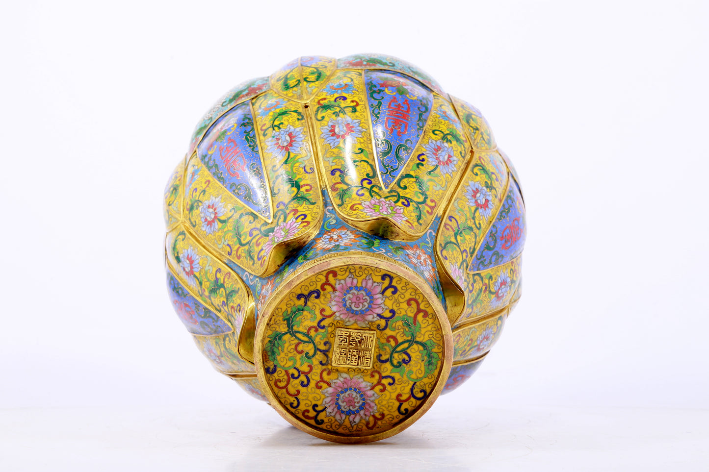 An exquisite cloisonné vase with 'Lotus and Crane' pattern