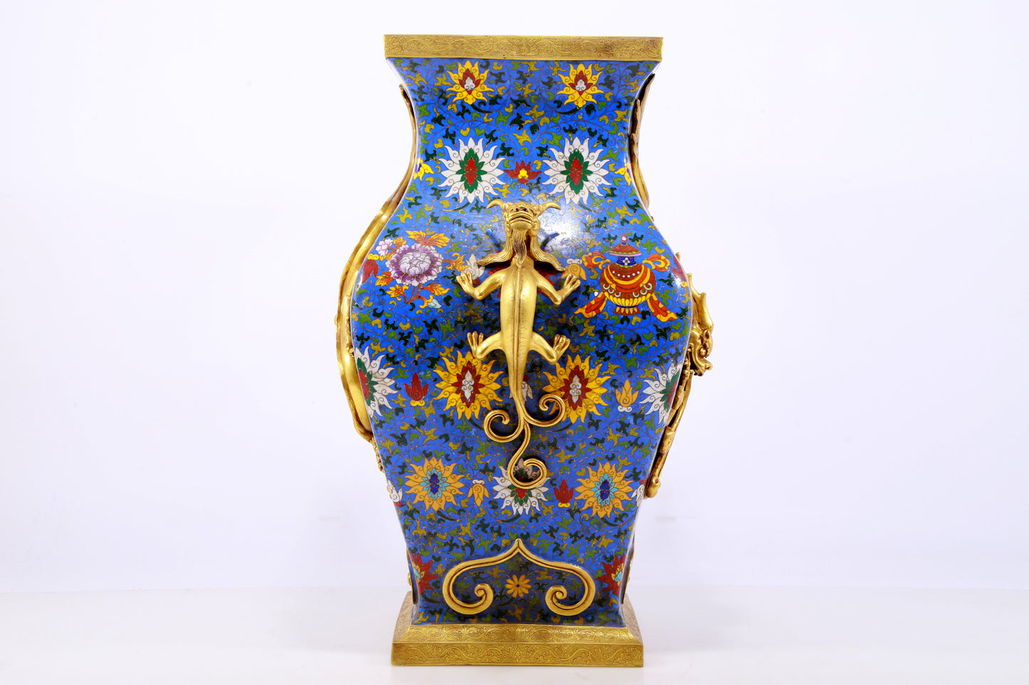 An exquisite cloisonné vase with 'Lotus and dragon' pattern