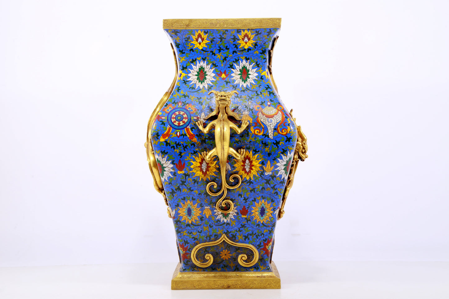 An exquisite cloisonné vase with 'Lotus and dragon' pattern