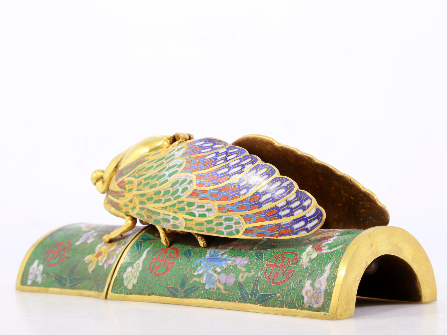 An exquisite cloisonne 'cicada' shaped box