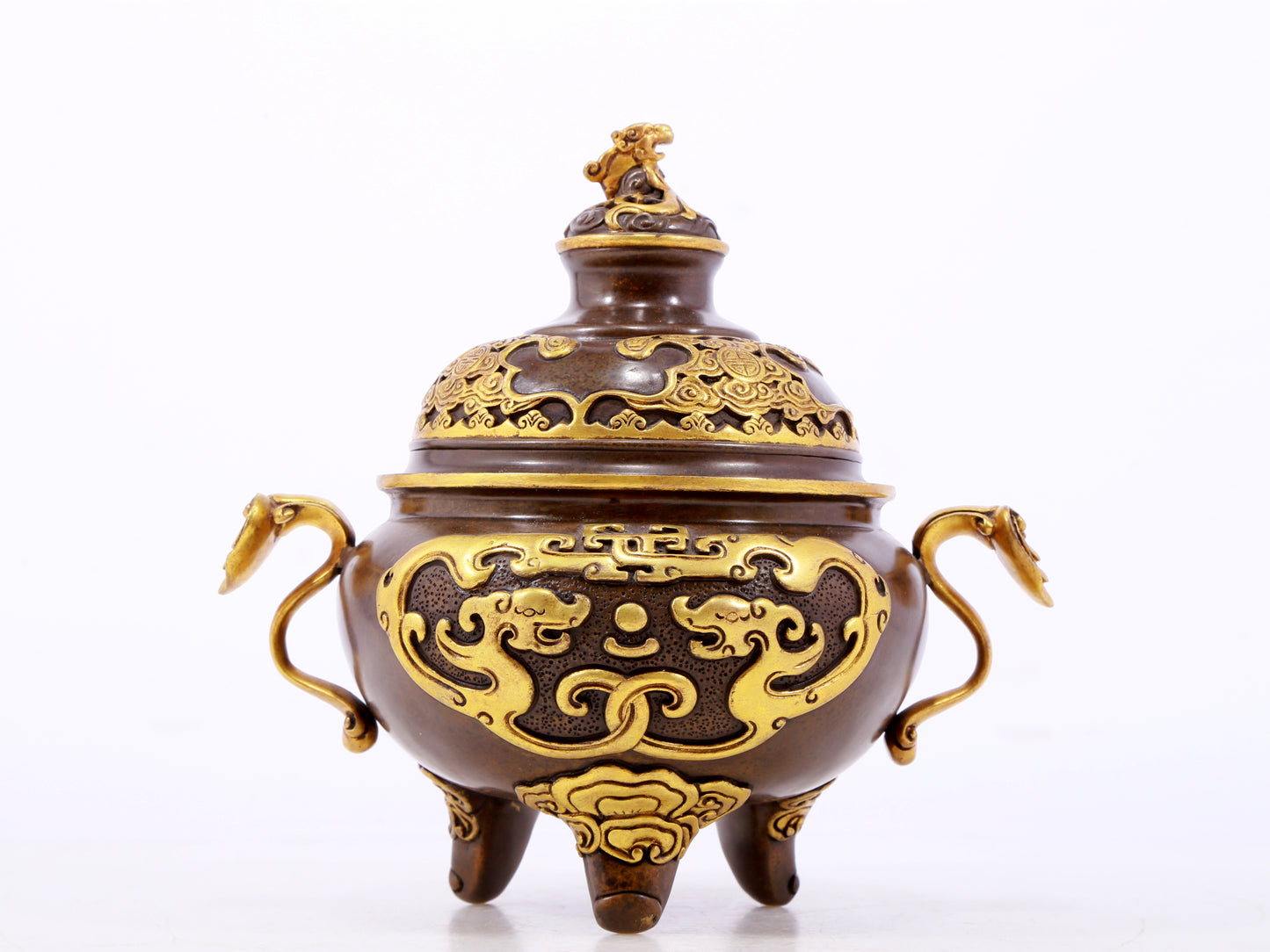 An exquisite gilt copper double-eared and tripod stove with 'auspicious clouds and chilong' patterns and a lid.