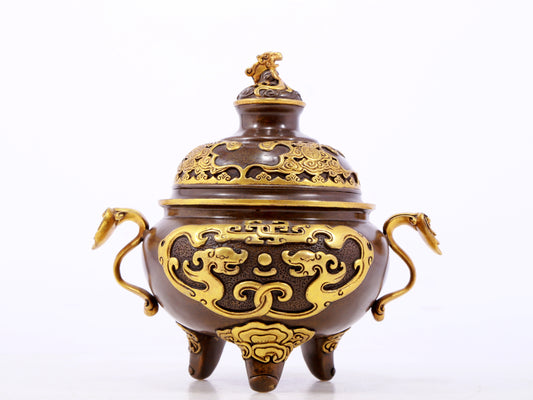 An exquisite gilt copper double-eared and tripod stove with 'auspicious clouds and chilong' patterns and a lid.