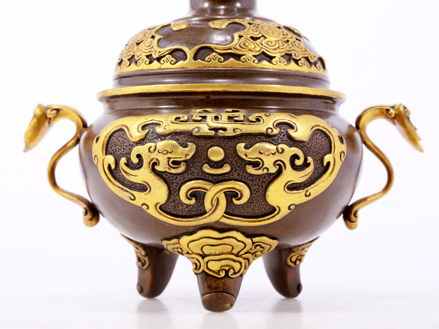 An exquisite gilt copper double-eared and tripod stove with 'auspicious clouds and chilong' patterns and a lid.