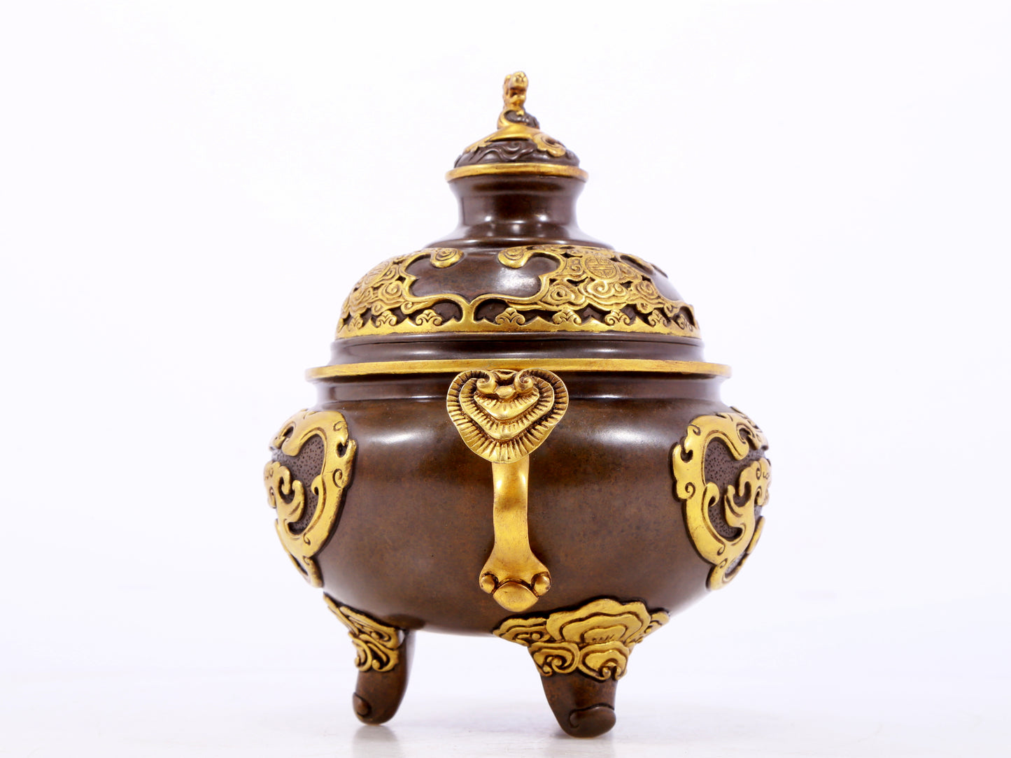 An exquisite gilt copper double-eared and tripod stove with 'auspicious clouds and chilong' patterns and a lid.