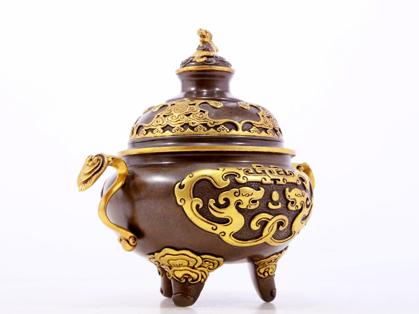 An exquisite gilt copper double-eared and tripod stove with 'auspicious clouds and chilong' patterns and a lid.