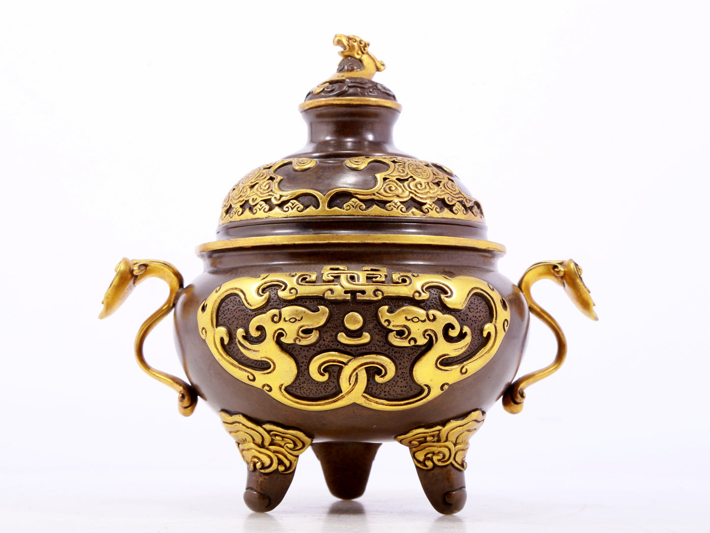 An exquisite gilt copper double-eared and tripod stove with 'auspicious clouds and chilong' patterns and a lid.