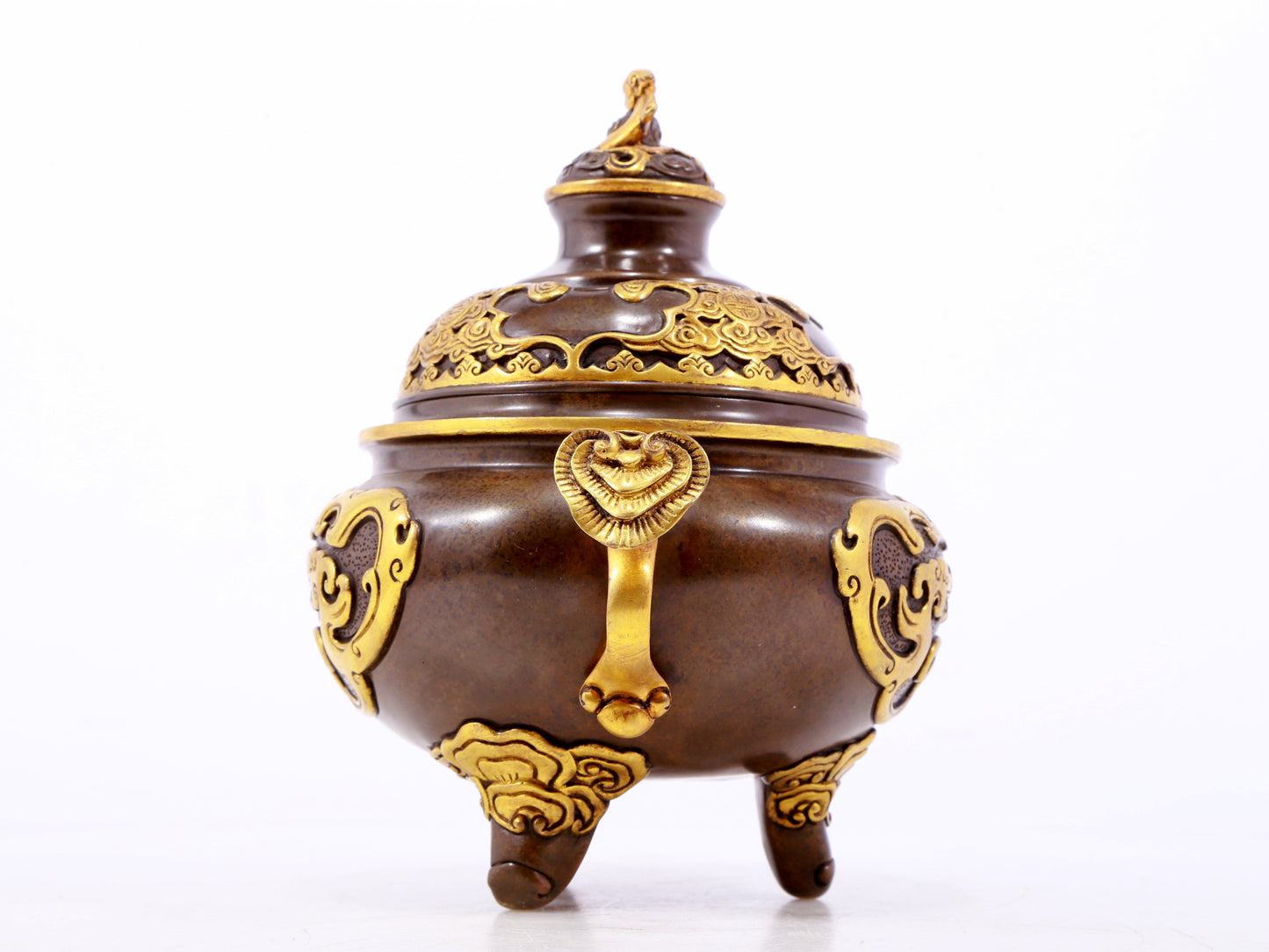 An exquisite gilt copper double-eared and tripod stove with 'auspicious clouds and chilong' patterns and a lid.