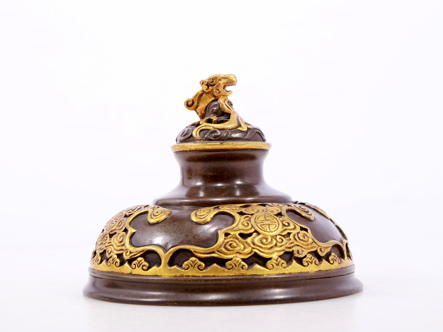 An exquisite gilt copper double-eared and tripod stove with 'auspicious clouds and chilong' patterns and a lid.