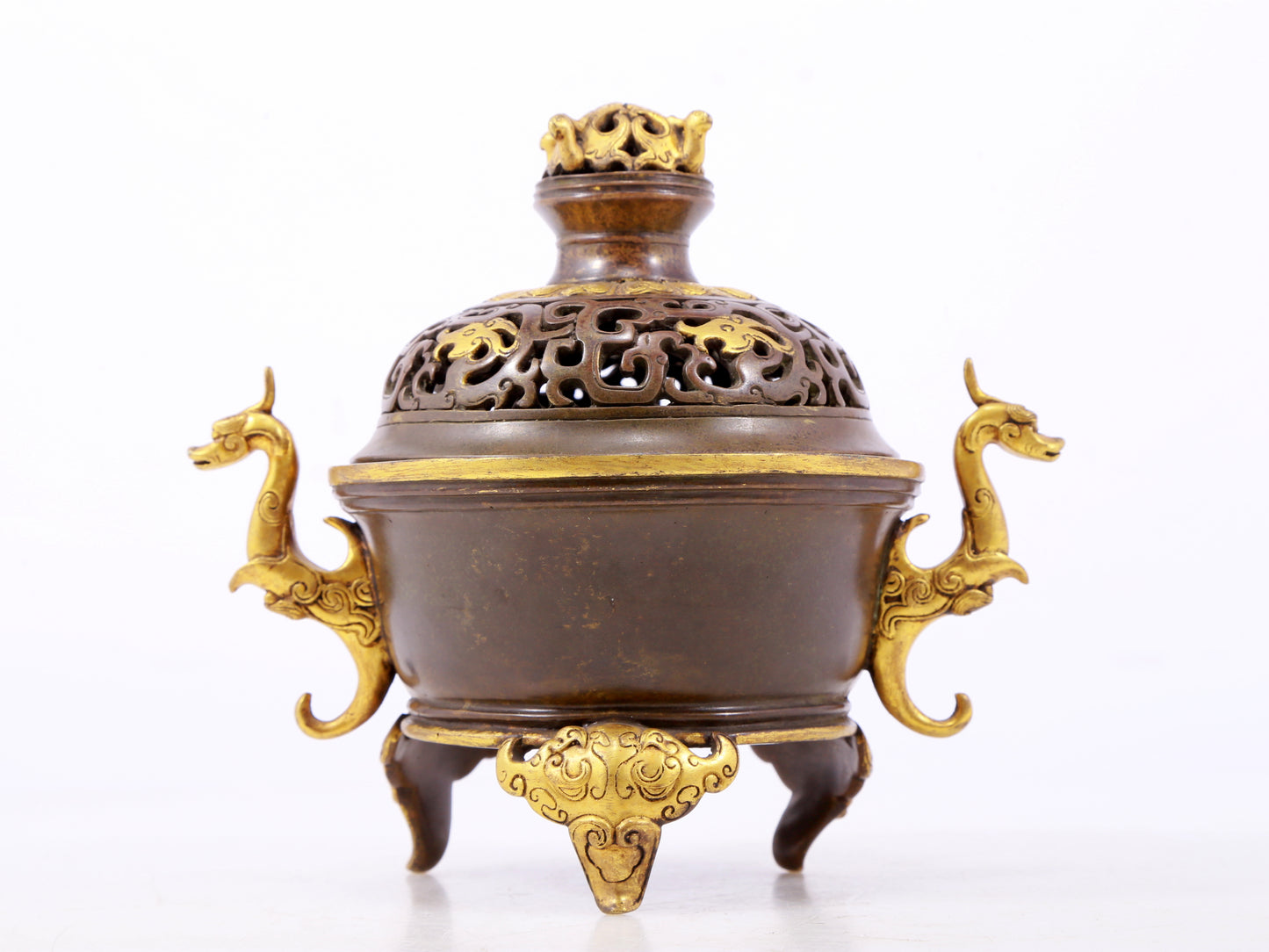 An exquisite gilt copper double-eared and tripod stove with 'auspicious clouds and chilong' patterns and a lid.