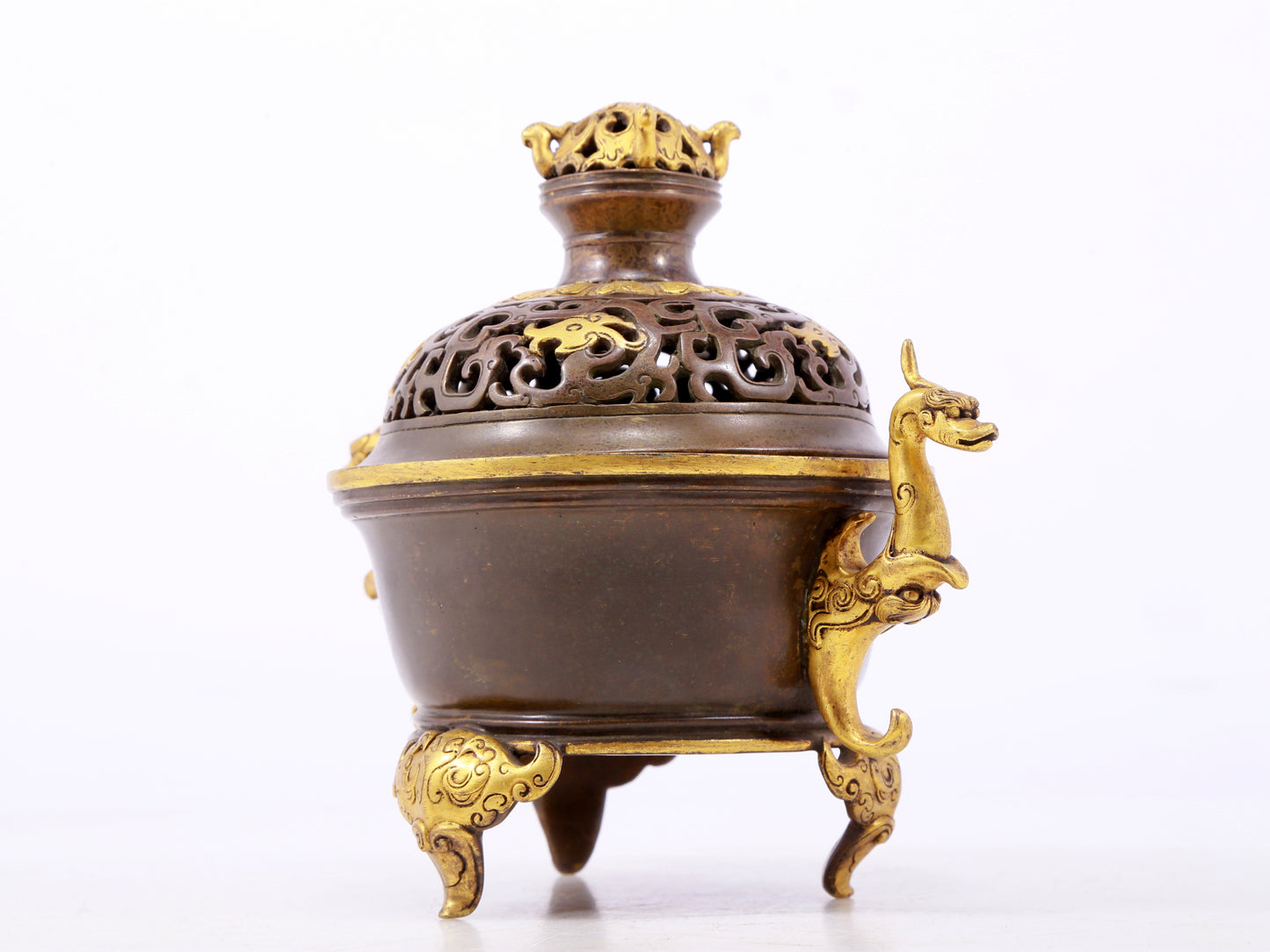 An exquisite gilt copper double-eared and tripod stove with 'auspicious clouds and chilong' patterns and a lid.