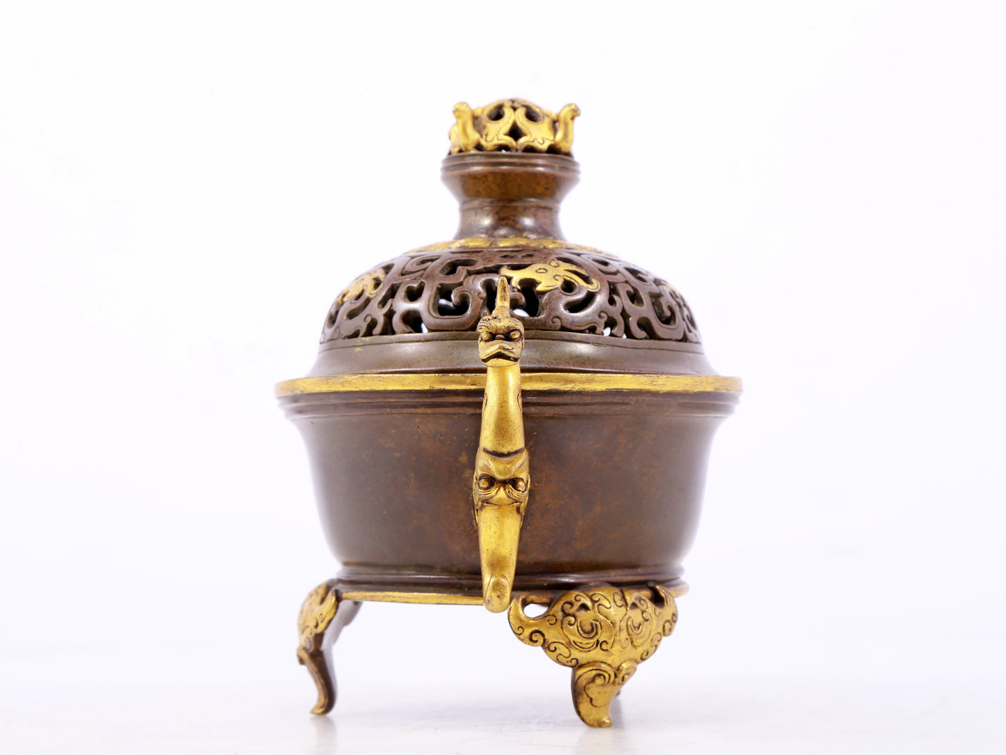 An exquisite gilt copper double-eared and tripod stove with 'auspicious clouds and chilong' patterns and a lid.