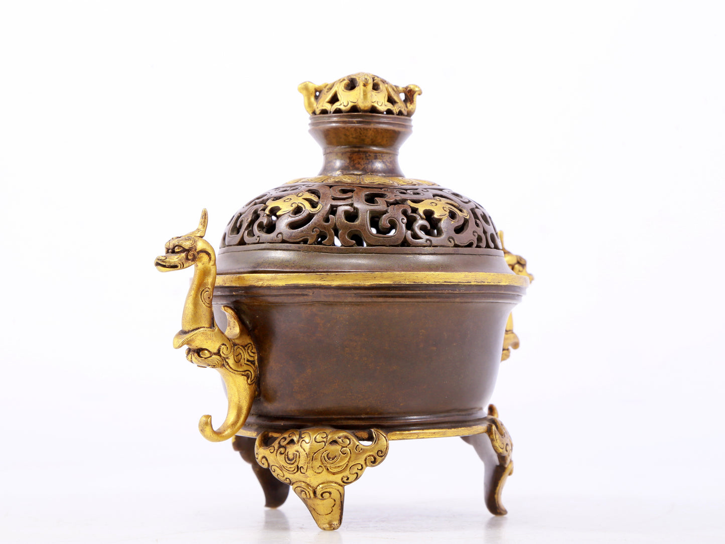 An exquisite gilt copper double-eared and tripod stove with 'auspicious clouds and chilong' patterns and a lid.