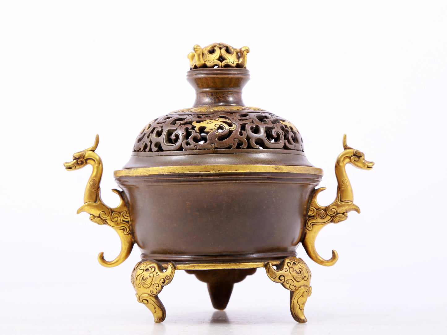 An exquisite gilt copper double-eared and tripod stove with 'auspicious clouds and chilong' patterns and a lid.