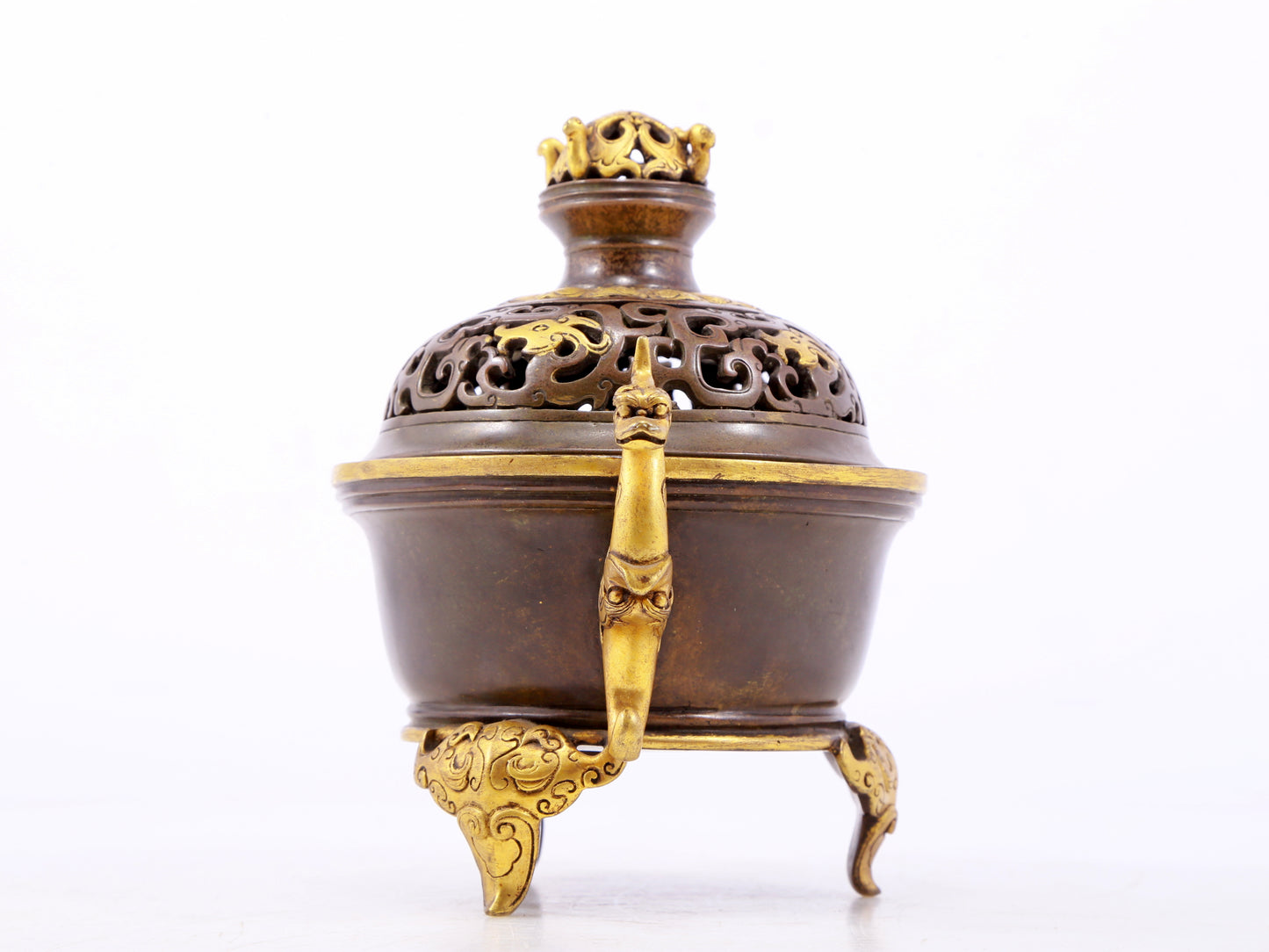 An exquisite gilt copper double-eared and tripod stove with 'auspicious clouds and chilong' patterns and a lid.