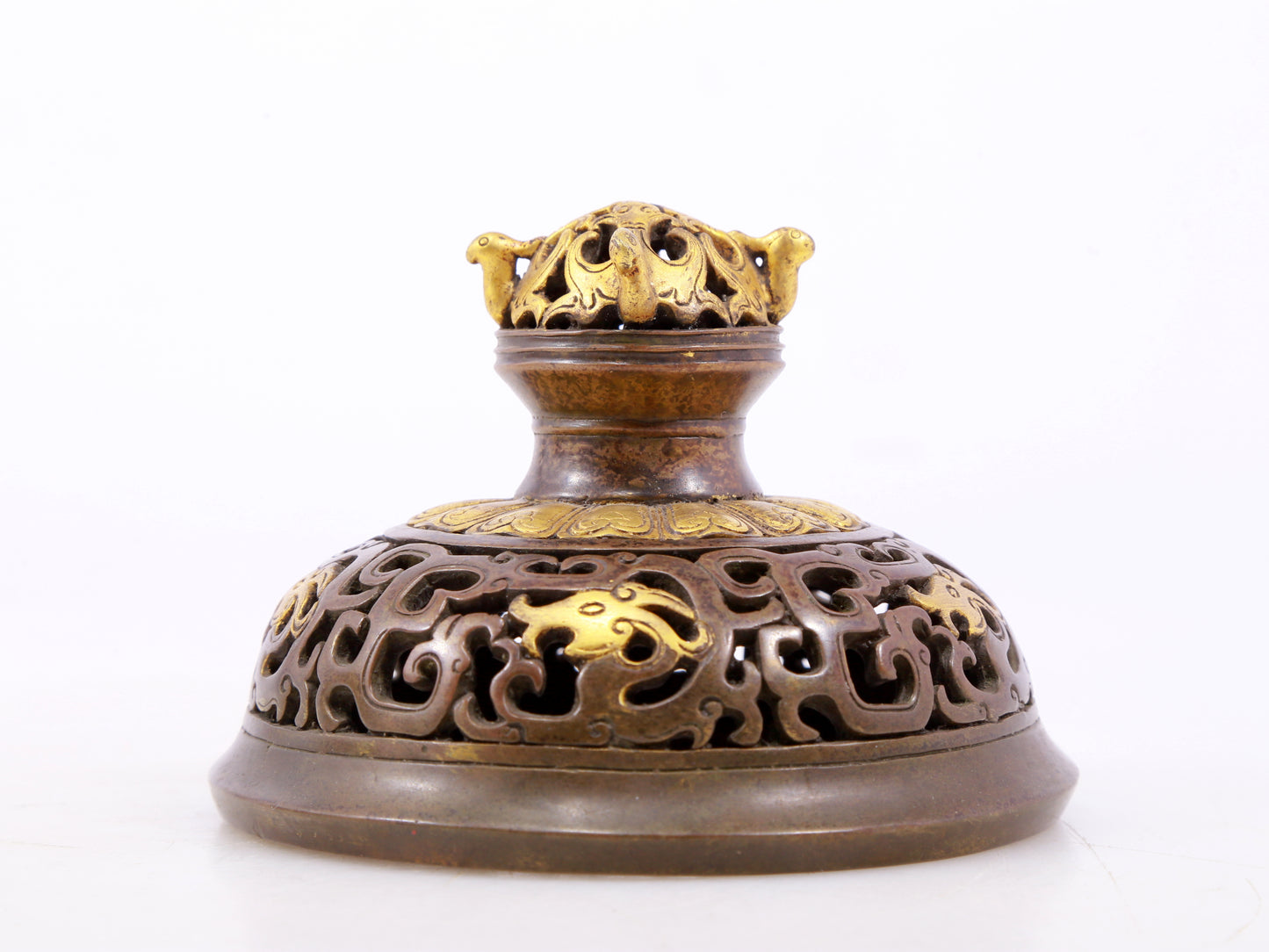 An exquisite gilt copper double-eared and tripod stove with 'auspicious clouds and chilong' patterns and a lid.