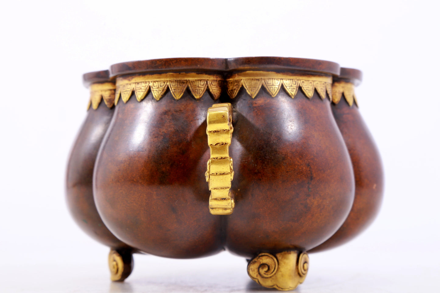 An exquisite gilt copper censer with two ears and three legs with auspicious cloud patterns