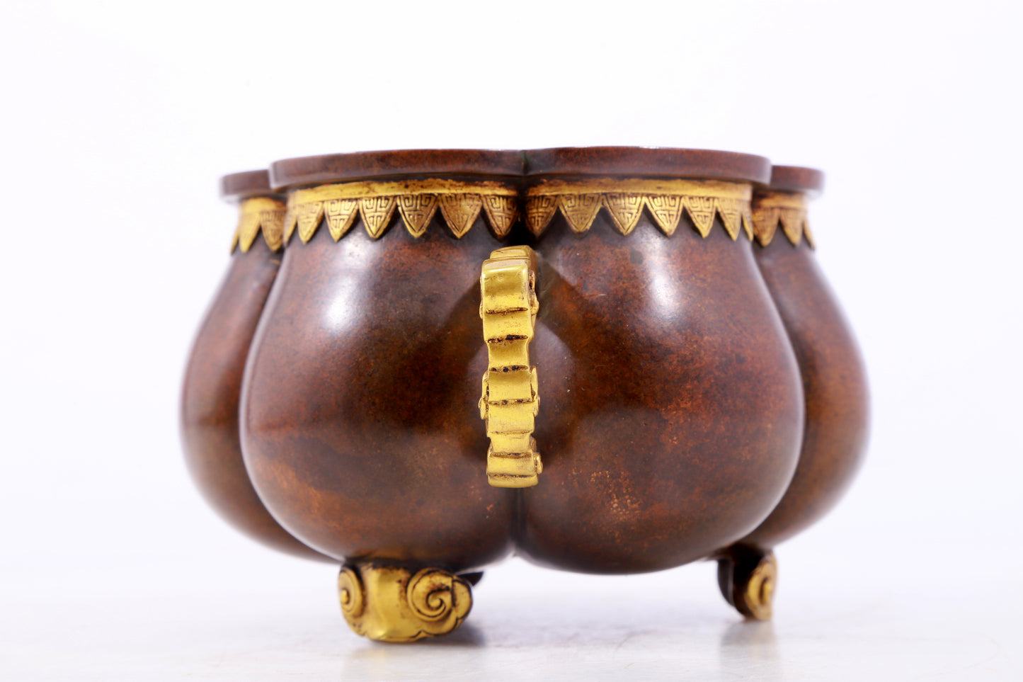 An exquisite gilt copper censer with two ears and three legs with auspicious cloud patterns